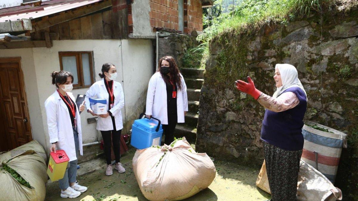 Sağlıkçıların Doğu Karadeniz'in zorlu coğrafyasındaki aşı mesaisi