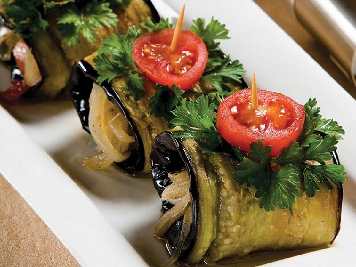 Yaz sofralarına hafif lezzet: Zeytinyağlı patlıcan ruloları
