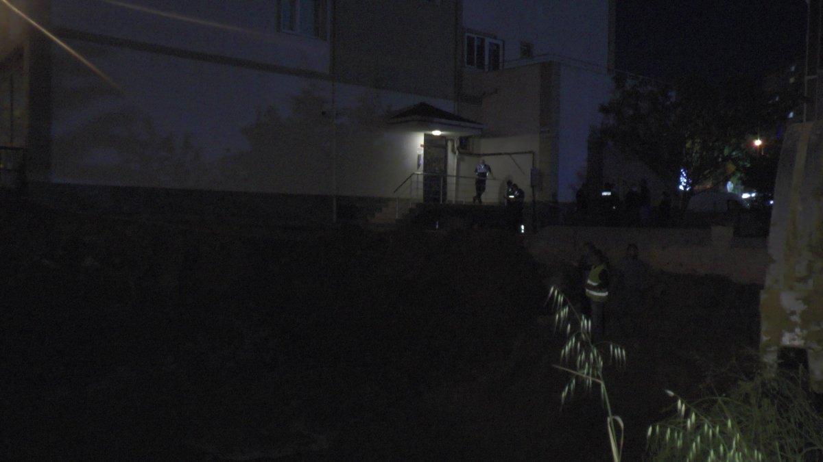 Pendik’te istinat duvarı çöktü