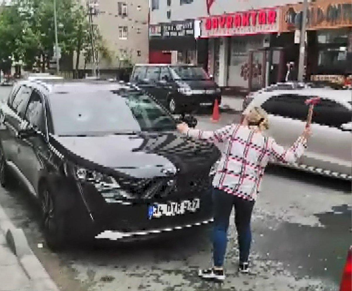 Esenyurt'ta boşanma aşamasındaki kocasının aracına saldırdı