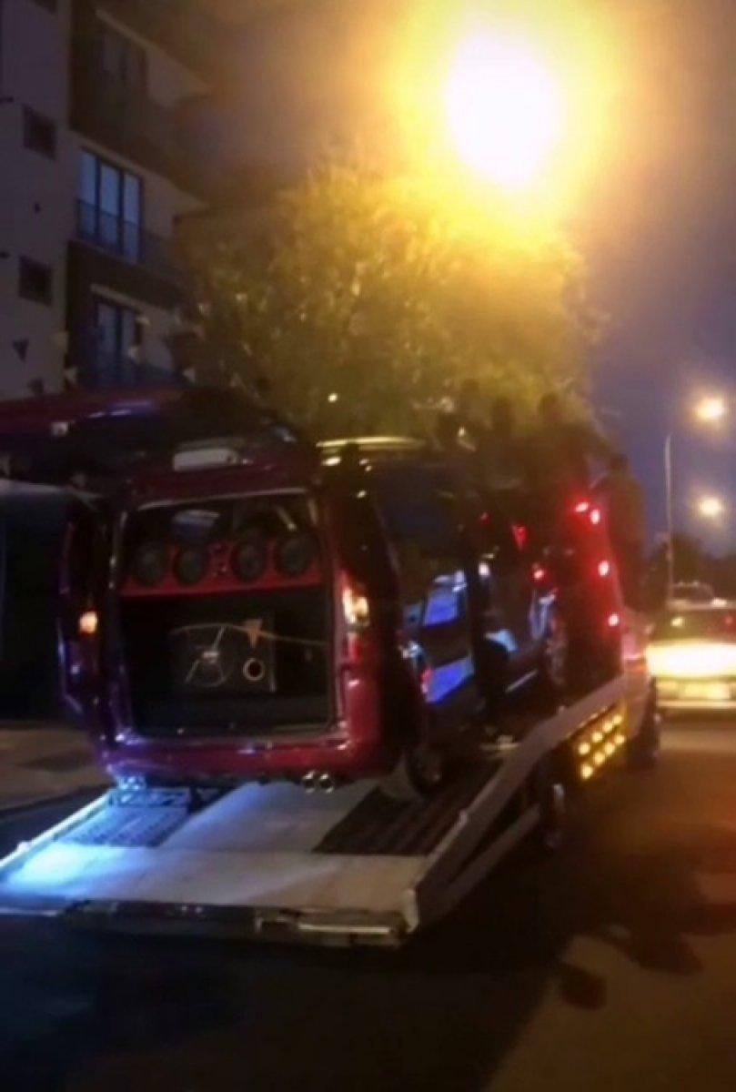 Üsküdar'da çekici üzerinde asker eğlencesi