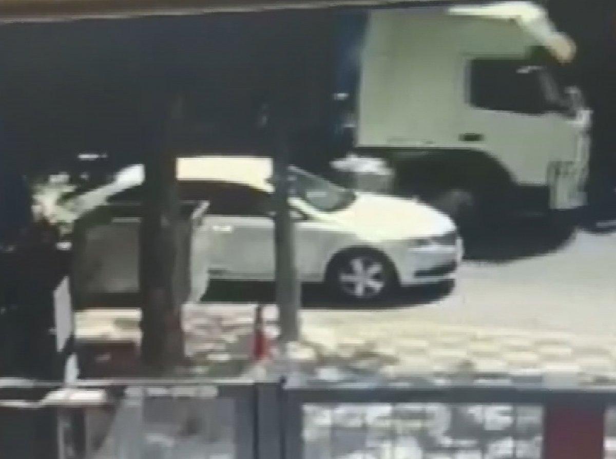 Ataşehir'de yere düşürülen cüzdanın çalınma anı