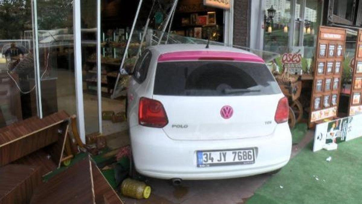 Başakşehir'de aracını park etmek istedi, kuru yemişçiye daldı