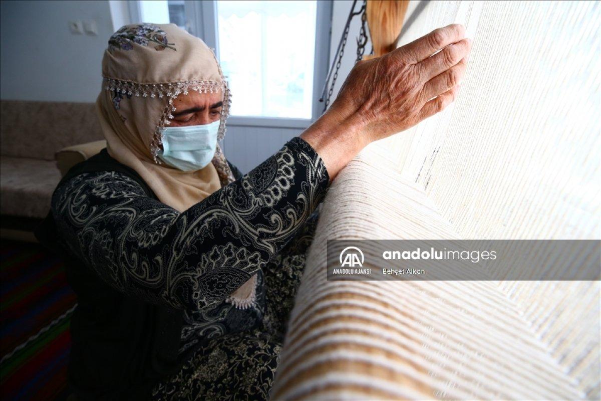 Nevşehir'de bitkilerle boyadığı iplerle kilim yapıyor