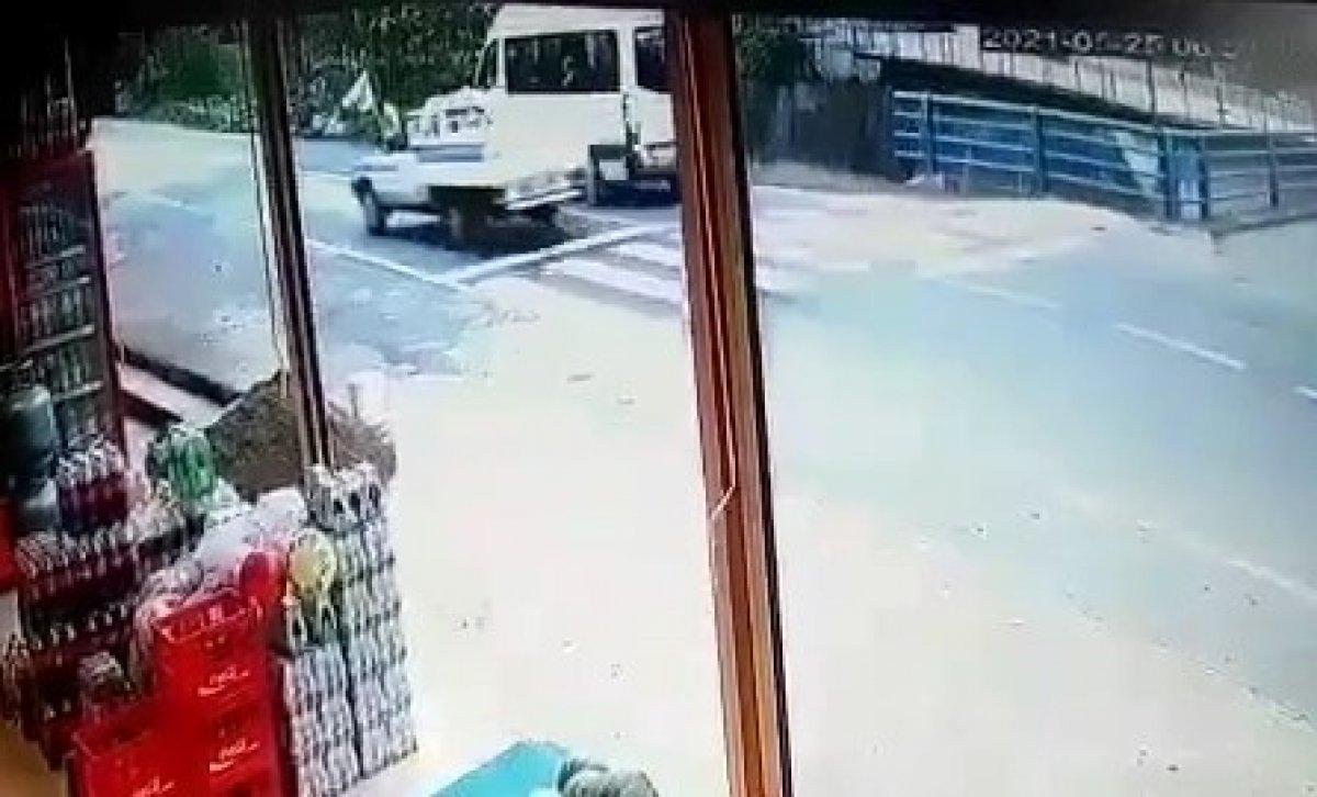 Rize’de yolun karşısına geçerken kamyonet çarptı