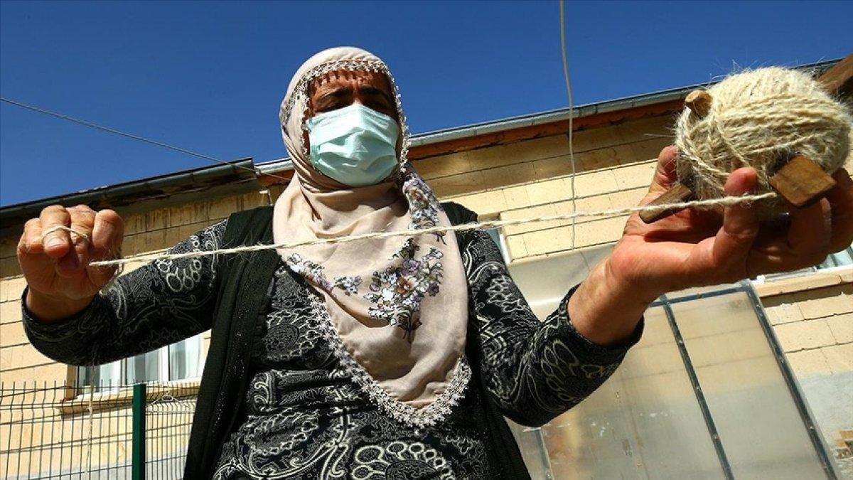 Nevşehir'de bitkilerle boyadığı iplerle kilim yapıyor