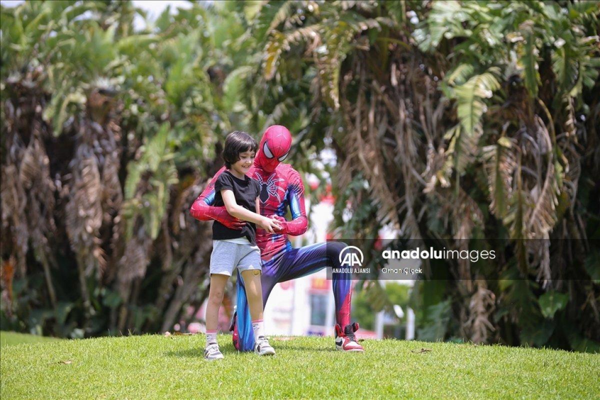 Minik Özge'nin 'Antalyalı Örümcek Adam' ile buluşması