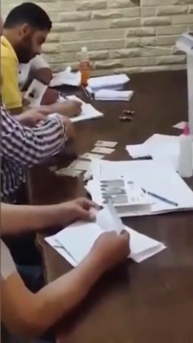 Suriye'de memurlar seçmen adına oy kullanıyor
