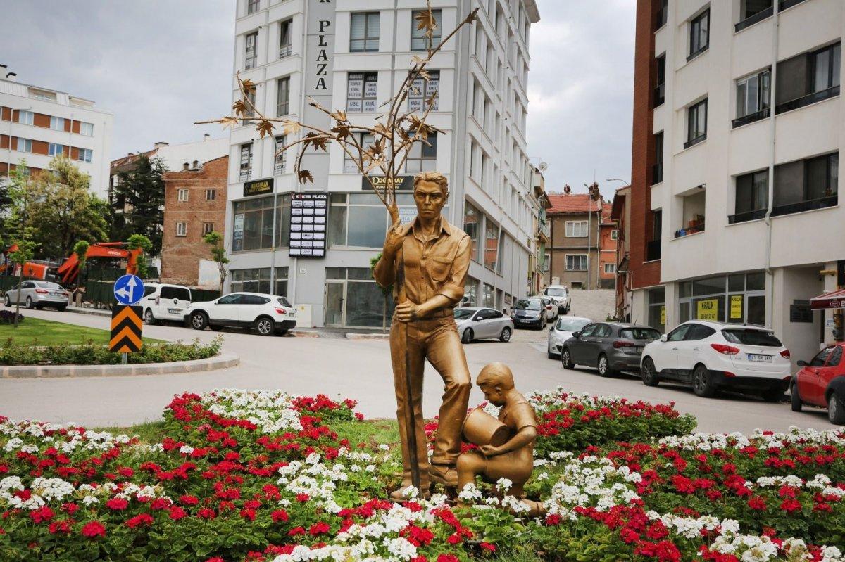 Eskişehir Belediyesi'nden 'ağaç diken genç ve çocuk heykeli'