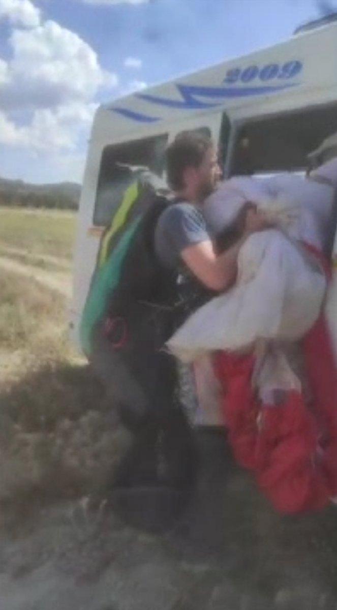 Burdur'da çiftçiyle yamaç paraşütçüsünün güldüren diyaloğu