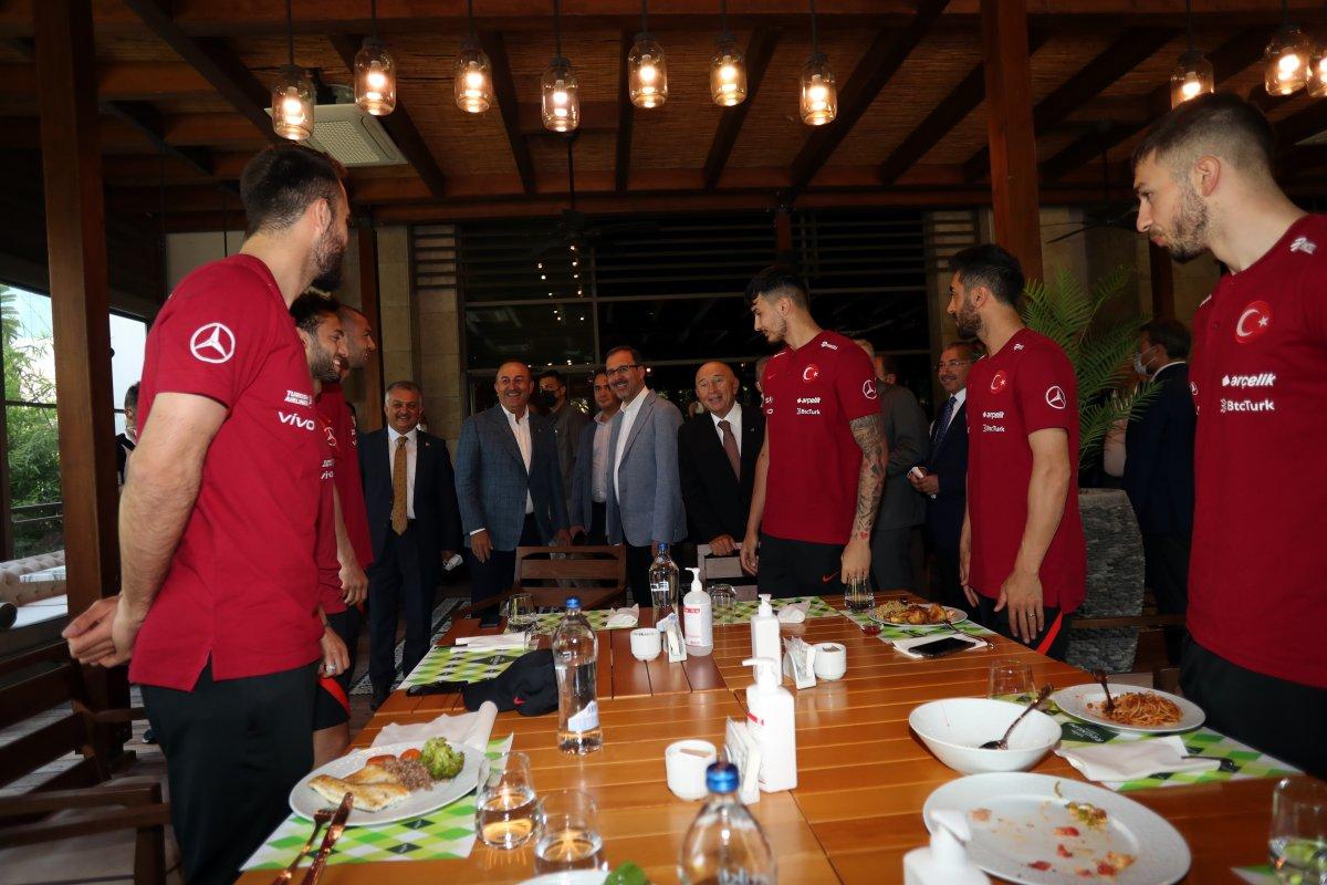 Bakanlardan Milli Takım'a ziyaret