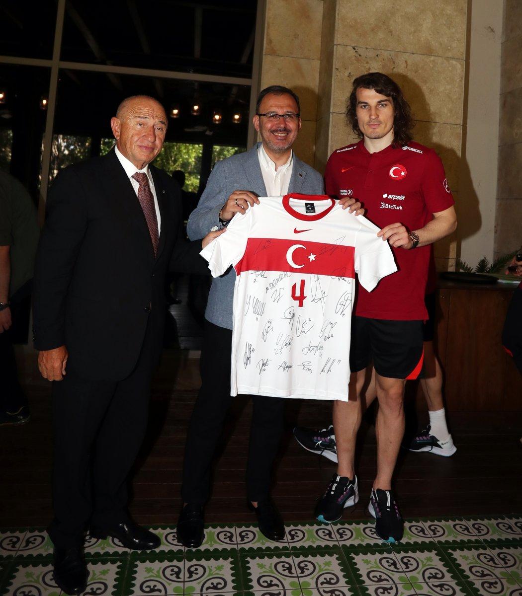 Bakanlardan Milli Takım'a ziyaret