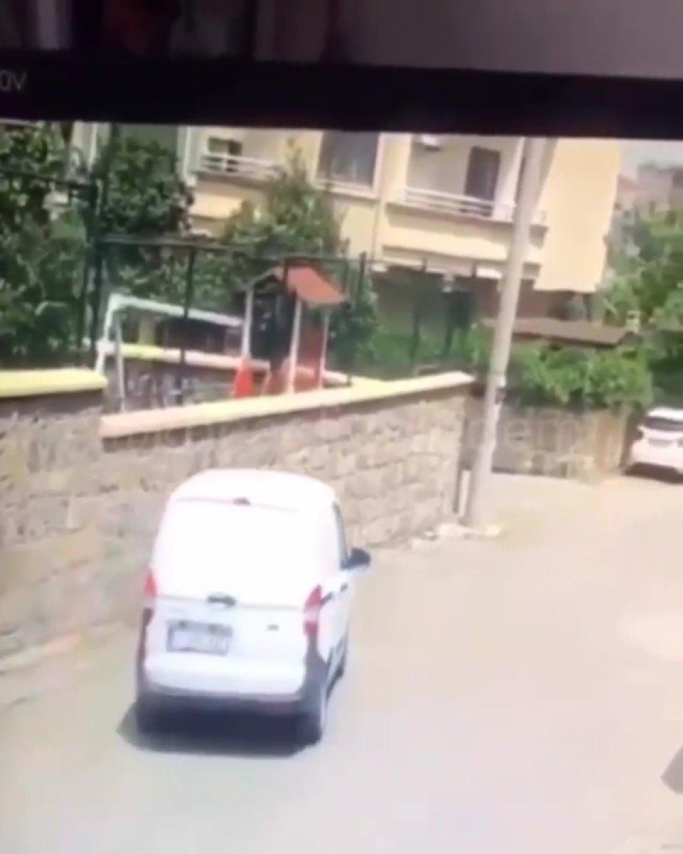 Gebze'de aracın köpeği ezdiği anlar