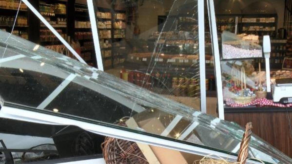 Başakşehir'de aracını park etmek istedi, kuru yemişçiye daldı