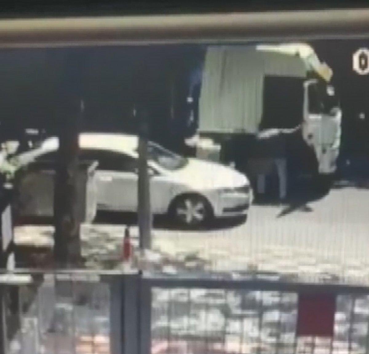 Ataşehir'de yere düşürülen cüzdanın çalınma anı