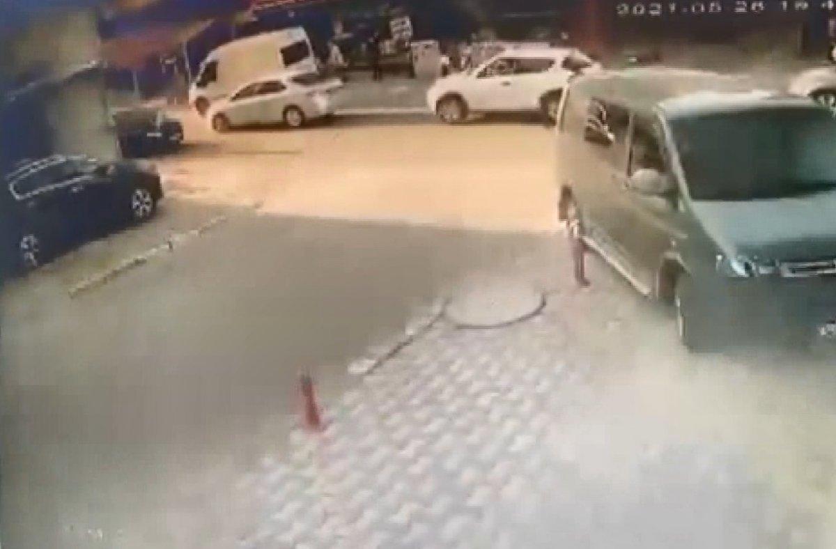 Sancaktepe'de 2 çocuğa otomobil çarptı