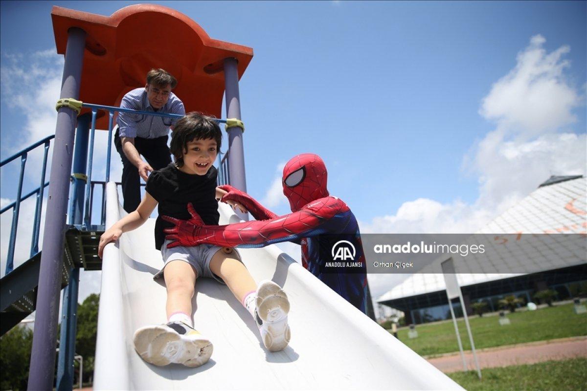 Minik Özge'nin 'Antalyalı Örümcek Adam' ile buluşması