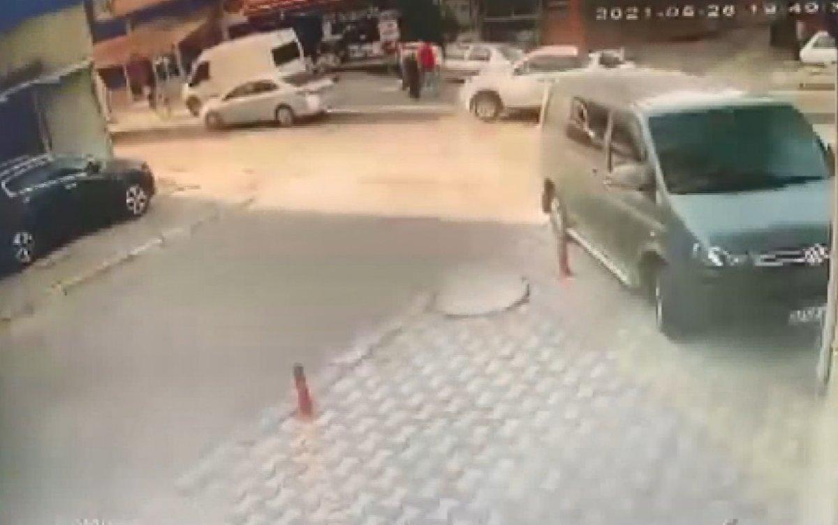 Sancaktepe'de 2 çocuğa otomobil çarptı