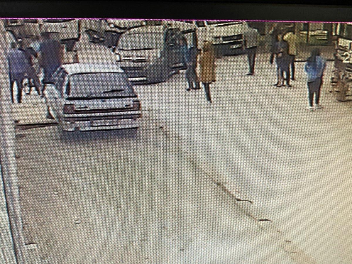 Sakarya’da kazada yan yatan aracı, vatandaşlar düzeltti