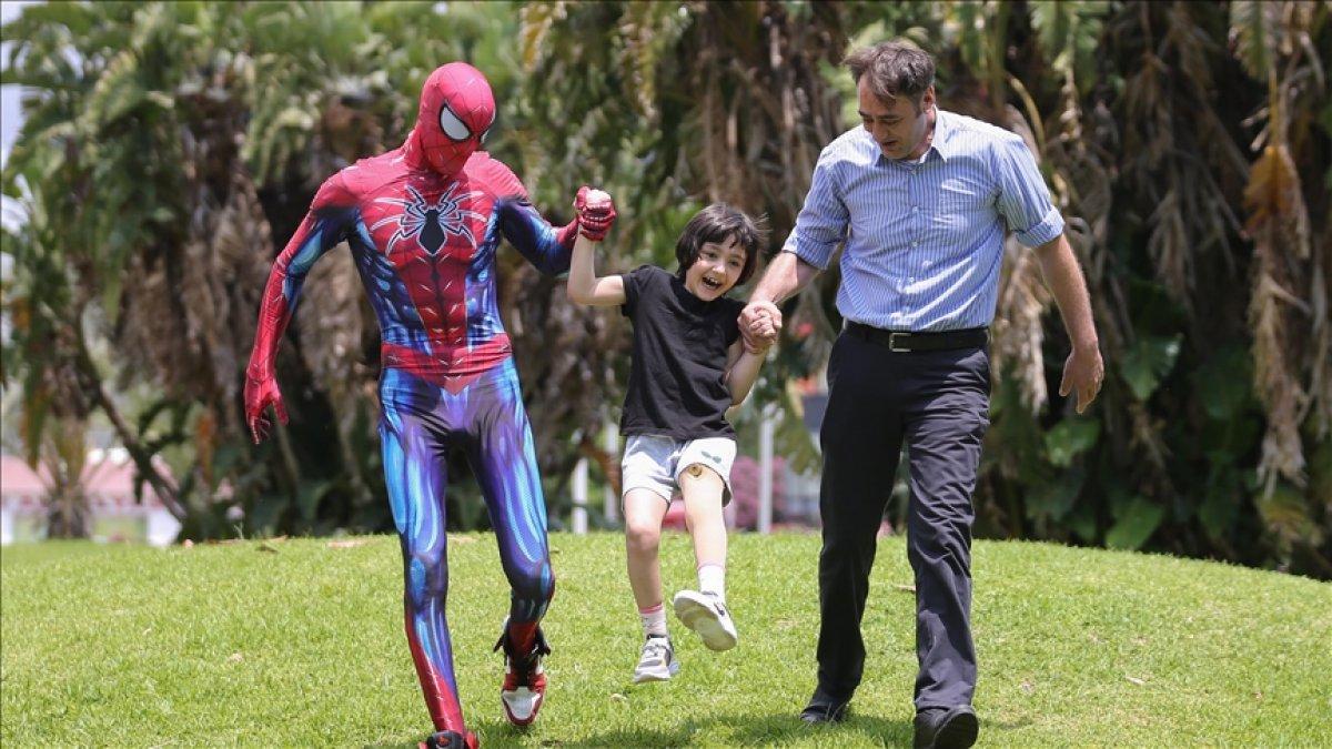 Minik Özge'nin 'Antalyalı Örümcek Adam' ile buluşması