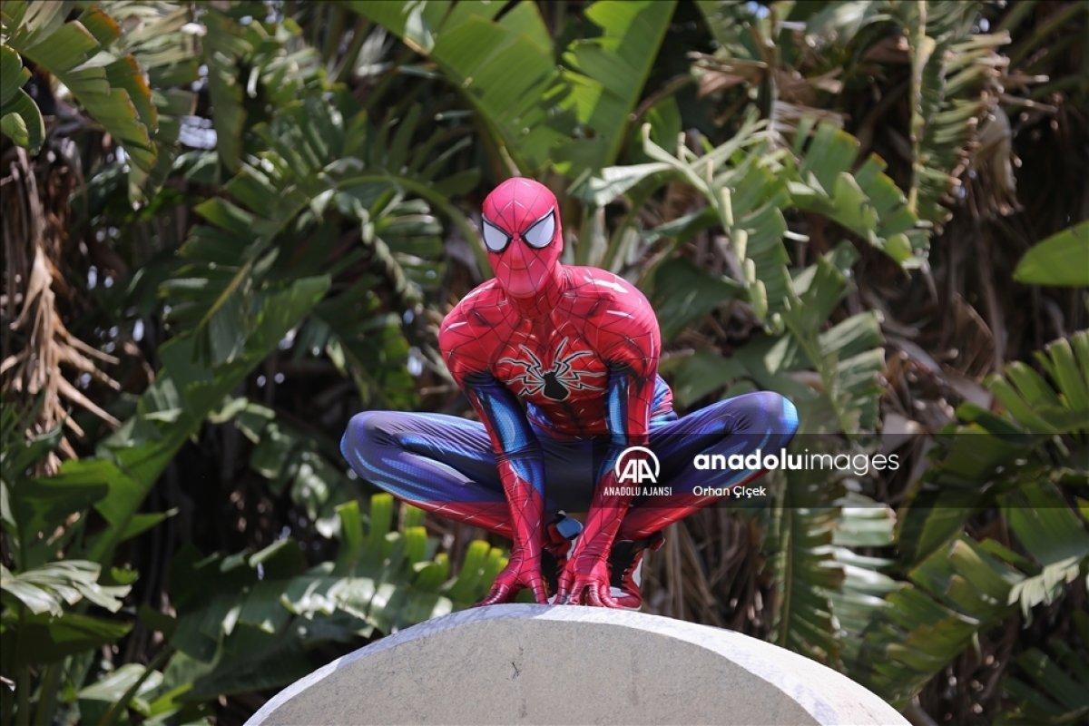 Minik Özge'nin 'Antalyalı Örümcek Adam' ile buluşması