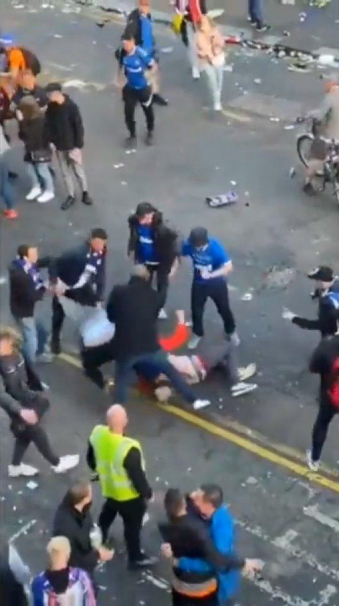 İskoçya'da taraftarlar ve polis birbirine girdi