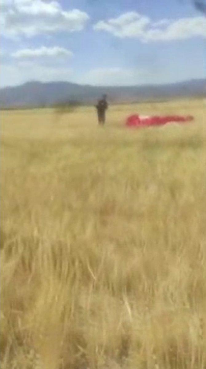 Burdur'da çiftçiyle yamaç paraşütçüsünün güldüren diyaloğu