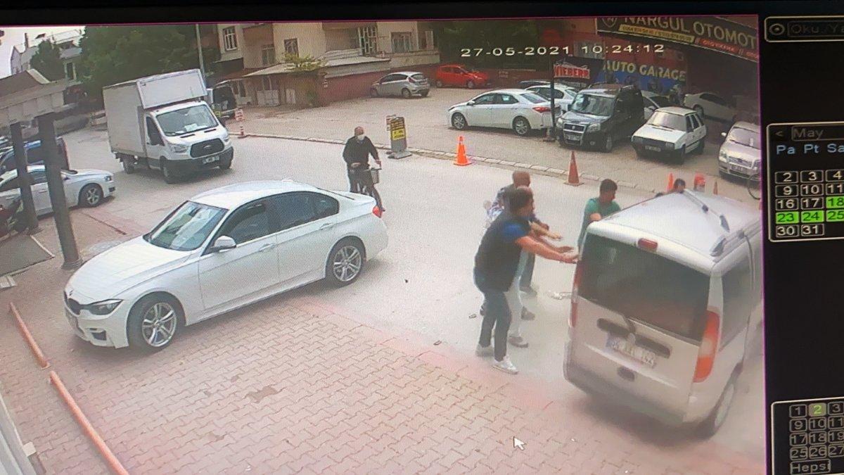 Sakarya’da kazada yan yatan aracı, vatandaşlar düzeltti