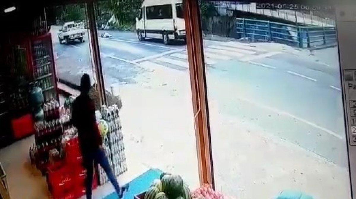 Rize’de yolun karşısına geçerken kamyonet çarptı