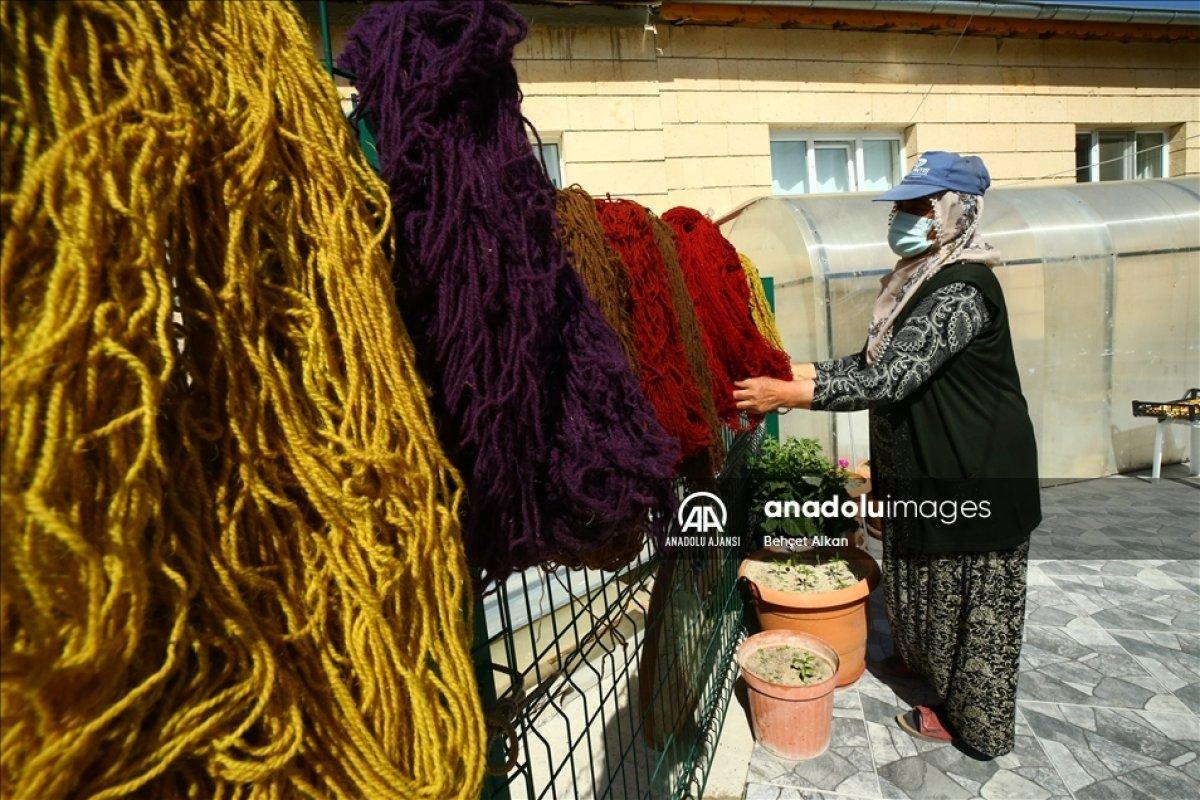 Nevşehir'de bitkilerle boyadığı iplerle kilim yapıyor