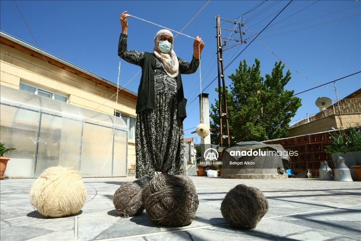 Nevşehir'de bitkilerle boyadığı iplerle kilim yapıyor