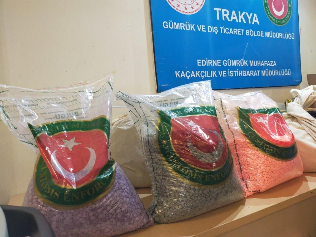 Kapıkule Sınır Kapısı'nda 526 bin uyuşturucu hap ele geçirildi