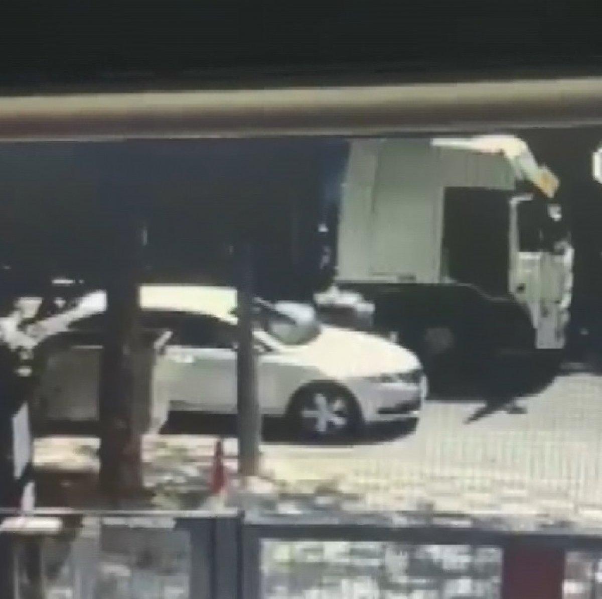 Ataşehir'de yere düşürülen cüzdanın çalınma anı