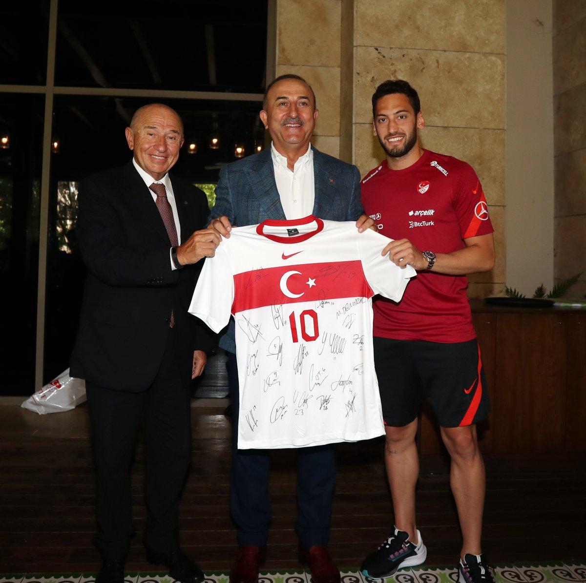 Bakanlardan Milli Takım'a ziyaret