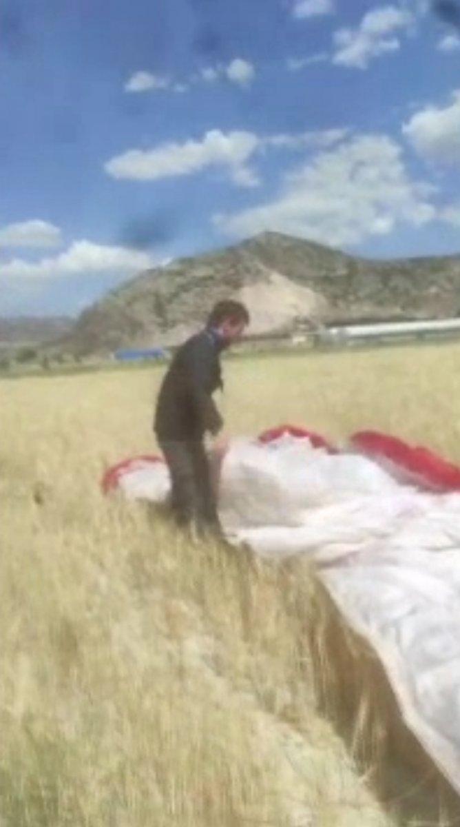 Burdur'da çiftçiyle yamaç paraşütçüsünün güldüren diyaloğu
