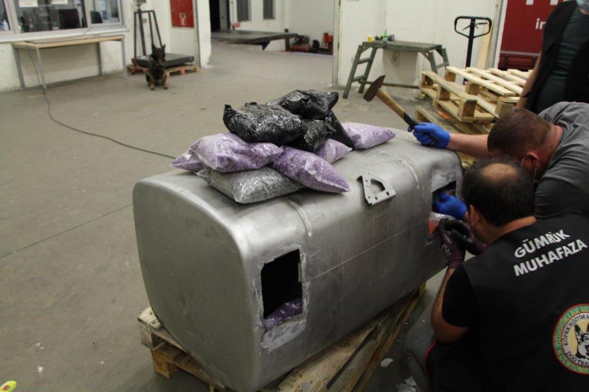 Kapıkule Sınır Kapısı'nda 526 bin uyuşturucu hap ele geçirildi