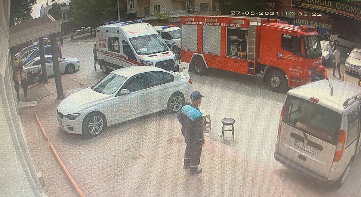 Sakarya’da kazada yan yatan aracı, vatandaşlar düzeltti