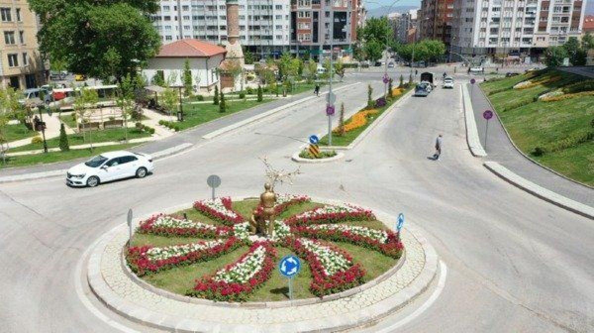 Eskişehir Belediyesi'nden 'ağaç diken genç ve çocuk heykeli'