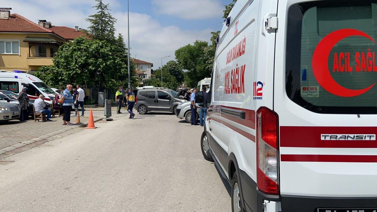 Sakarya’da kazada yan yatan aracı, vatandaşlar düzeltti