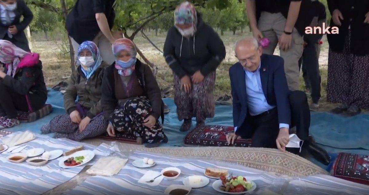 Kemal Kılıçdaroğlu, yer sofrasına ayakkabılarını çıkarmadan oturdu