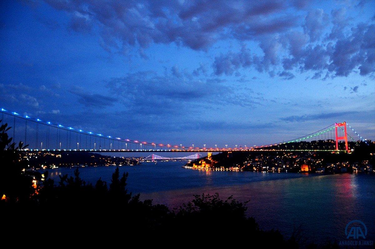 İstanbul'un köprüleri Azerbaycan bayrağına büründü