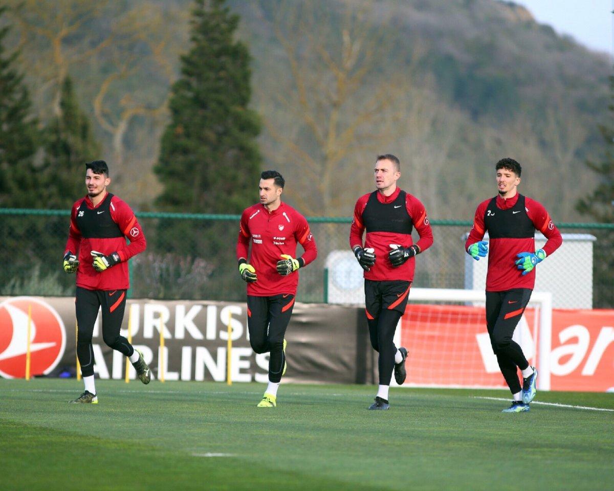 Altay Bayındır: 4 kaleciyiz kim oynarsa oynasın terini sileriz
