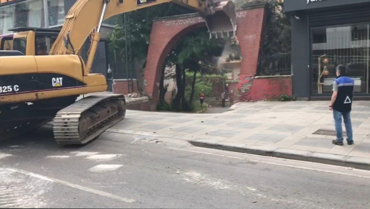 İBB, 50 yıllık Kur'an kursunun bahçesini yıktı