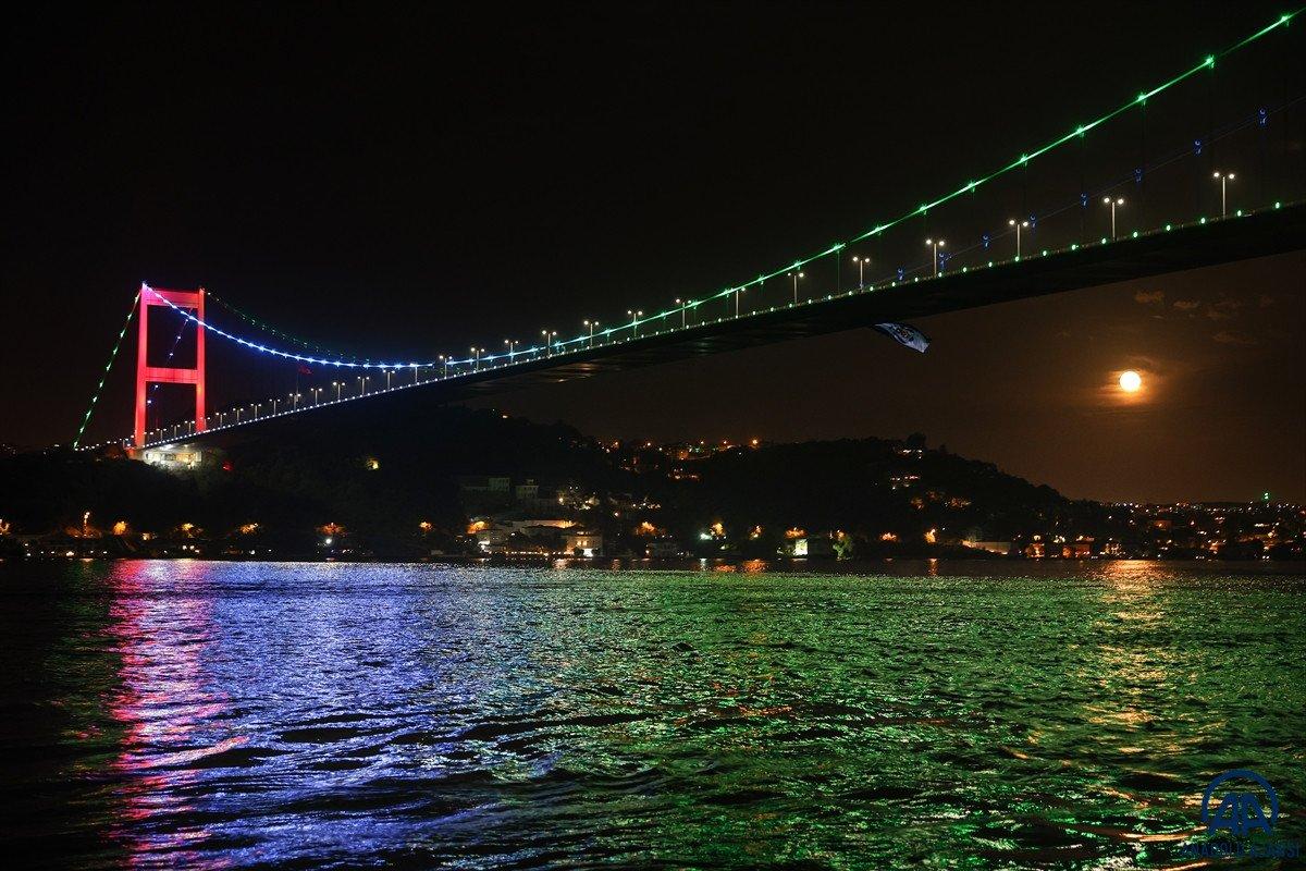 İstanbul'un köprüleri Azerbaycan bayrağına büründü
