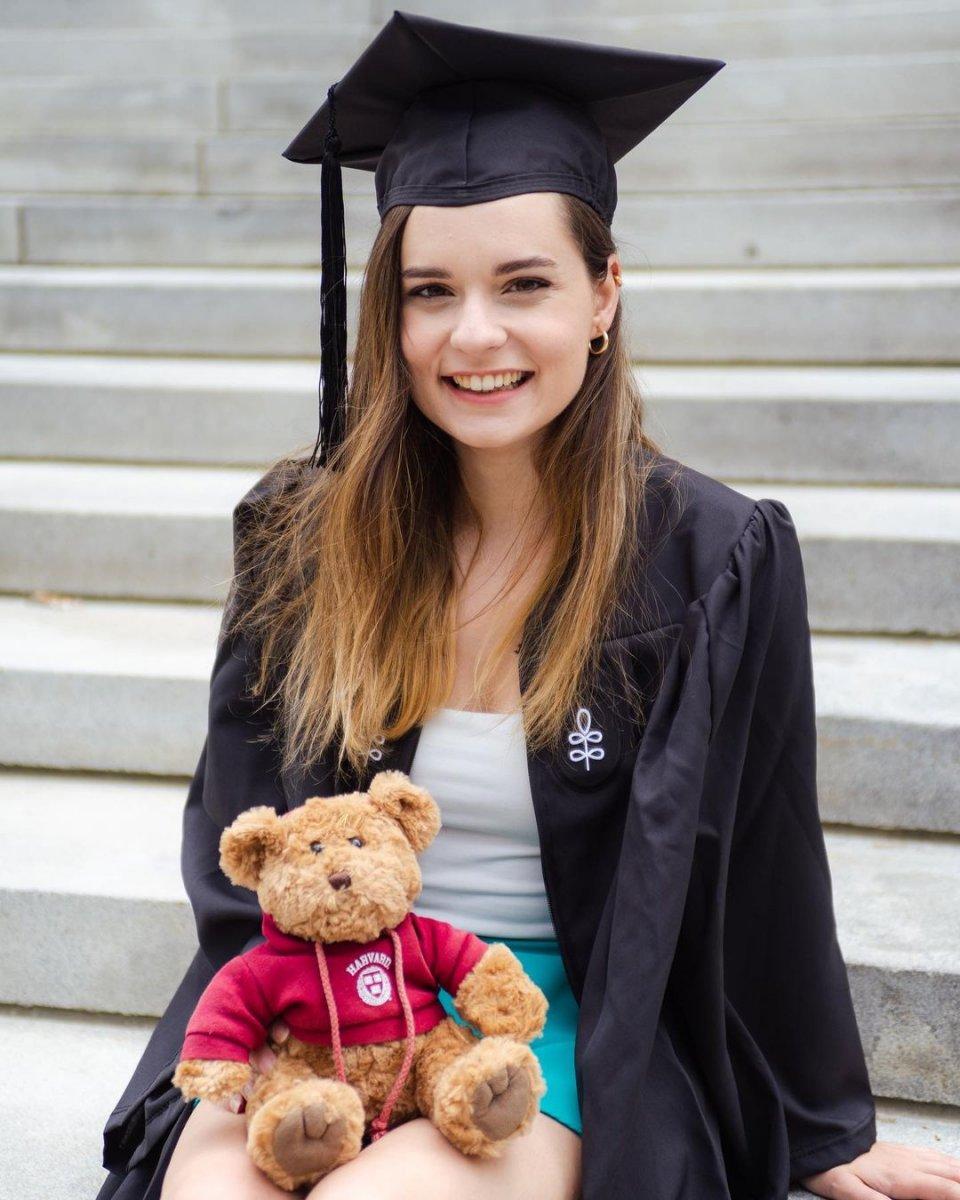 Ece Hakim, Harvard Üniversitesi'nden mezun oldu