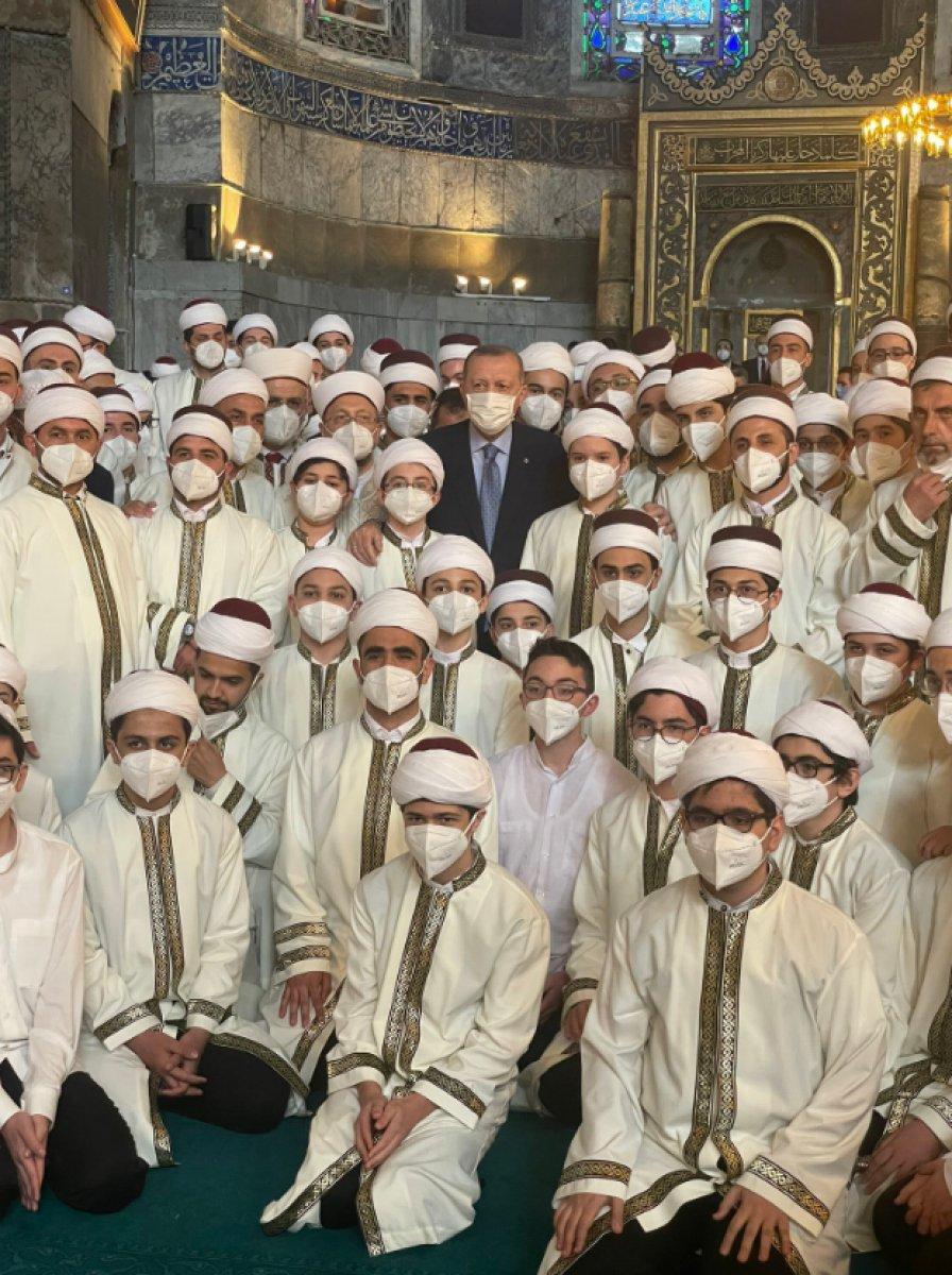 Cumhurbaşkanı Erdoğan'ın torunu Ömer Tayyip, hafızlık eğitimini tamamladı