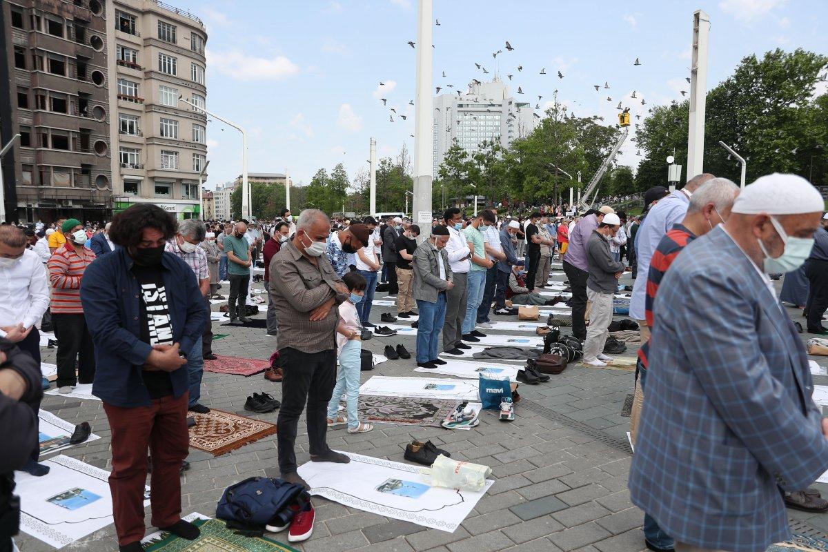 Taksim Camii ibadete açıldı