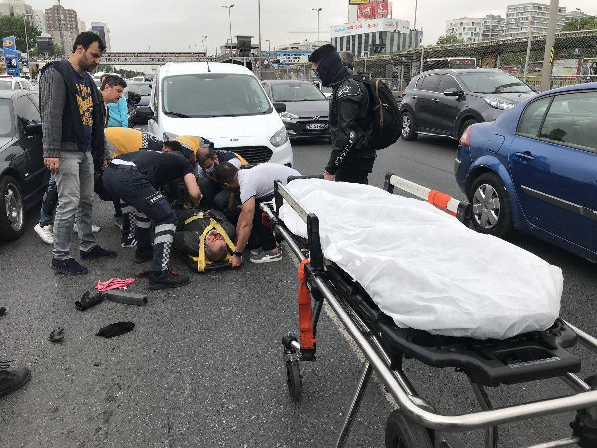 İstanbul'da kaza: Duran araca çarpan motosikletli ağır yaralandı