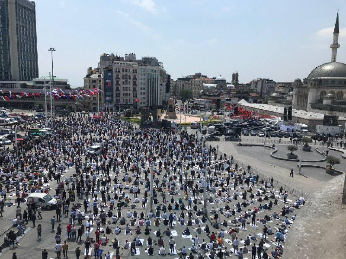 Taksim Camii ibadete açıldı
