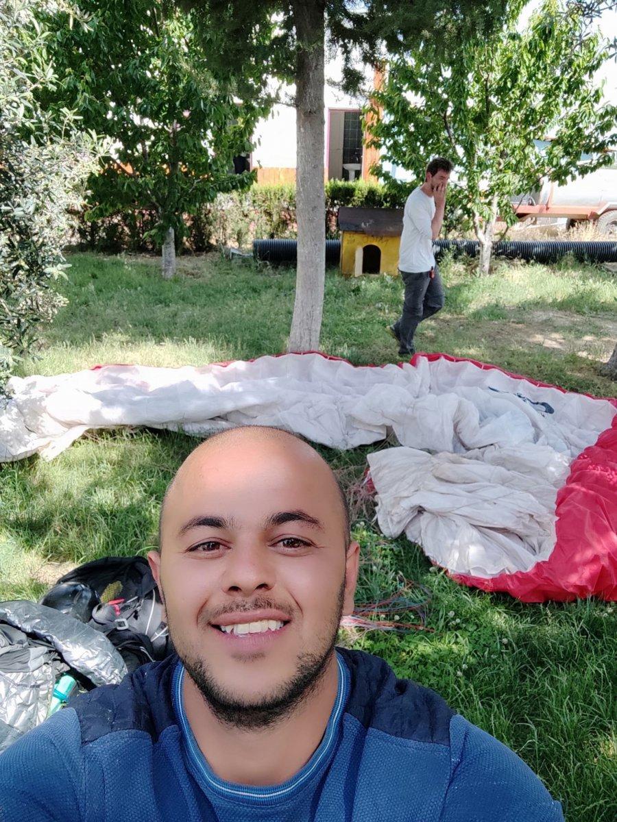 Burdur'da çiftçi, tarlasına inen paraşütçüyle buluştu